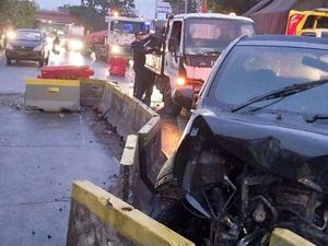 Mobil Tabrak Separator Busway di Jalan S Parman hingga Ringsek