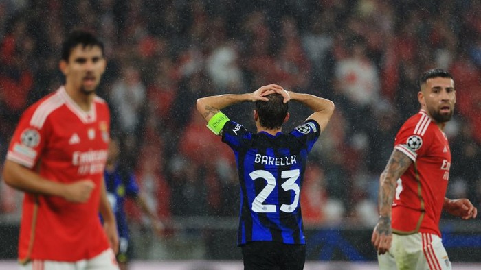 Inter Milans Italian midfielder #23 Nicolo Barella (C) reacts   during the UEFA Champions League first round group D football match between SL Benfica and FC Inter Milan at the Luz stadium in Lisbon on November 29, 2023. (Photo by PATRICIA DE MELO MOREIRA / AFP)