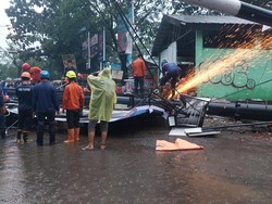 Hujan Deras Bikin Longsor hingga Papan Reklame Roboh di Bogor, 2 Orang Luka