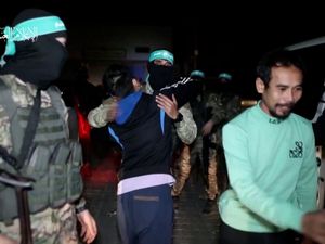 Momen Kedekatan Para Tawanan dengan Pejuang Hamas saat Dibebaskan