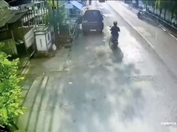 Ngilu! Pemobil Buka Pintu Sembarangan di Pinggir Jalan, Bikin Pemotor Celaka