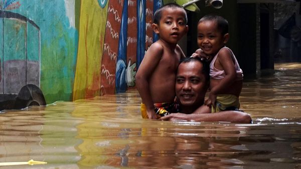 Penampakan Banjir Setinggi Leher Rendam Kebon Pala Jakarta