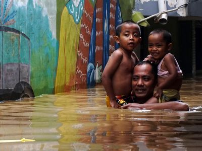 Penampakan Banjir Setinggi Leher Rendam Kebon Pala Jakarta