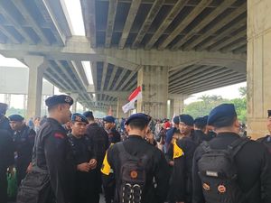 Personel Brimob Diturunkan Amankan Demo Buruh di Bekasi