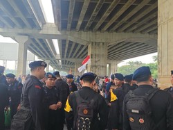 Personel Brimob Diturunkan Amankan Demo Buruh di Bekasi