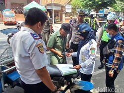 Belasan Bentor yang Masuk ke Kota Pasuruan Diangkut Petugas Gabungan