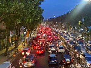 Kemacetan Parah di Surabaya Imbas Demo Buruh