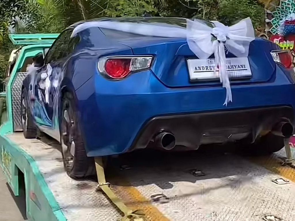 Viral Pernikahan ala Disney di Jateng, Seserahannya Mobil Sport Mewah