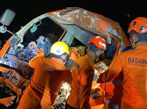 Minibus Hantam Truk di Kulon Progo, 1 Orang Tewas Terjepit