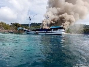 Kapal Pesiar Angkut 15 Turis Terbakar di Raja Ampat, Penumpang Dievakuasi Kapal Pesiar Angkut 15 Turis Terbakar di Raja Ampat, Penumpang Dievakuasi