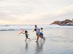Tips Liburan di Pantai Saat Musim Hujan, Rekreasi Jadi Seru dan Berkesan! Tips Liburan di Pantai Saat Musim Hujan, Rekreasi Jadi Seru dan Berkesan!