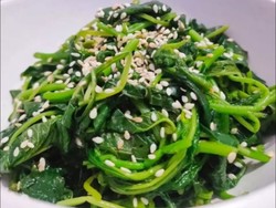 3 Resep Sayur Bayam Sederhana yang Segar Enak Untuk Makan Siang