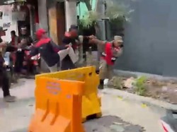 Jubir Buruh Buka Suara Soal Anggotanya Tendang Petugas Satpol PP Surabaya