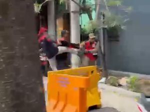 Buruh Penendang Kungfu Satpol PP Menyerah, Jadi Tersangka Tapi Tak Ditahan Buruh Penendang Kungfu Satpol PP Menyerah, Jadi Tersangka Tapi Tak Ditahan