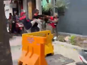 Jatim Sepekan: Nasib Buruh Tendang Satpol PP-Candaan Ngawur Bawa Bom Jatim Sepekan: Nasib Buruh Tendang Satpol PP-Candaan Ngawur Bawa Bom