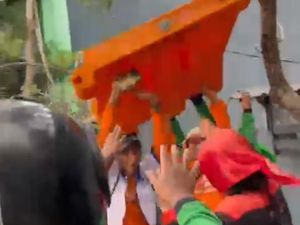 Polisi Selidiki Kasus 2 Petugas Satpol PP Surabaya Ditendang Oknum Buruh