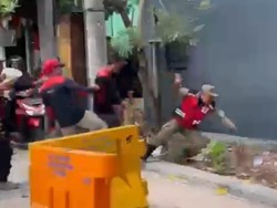 Viral Petugas Satpol PP Diinjak-injak Massa Demo Buruh di Surabaya