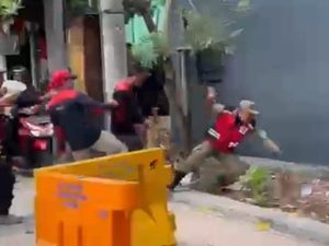 Viral Petugas Satpol PP Diinjak-injak Massa Demo Buruh di Surabaya Viral Petugas Satpol PP Diinjak-injak Massa Demo Buruh di Surabaya