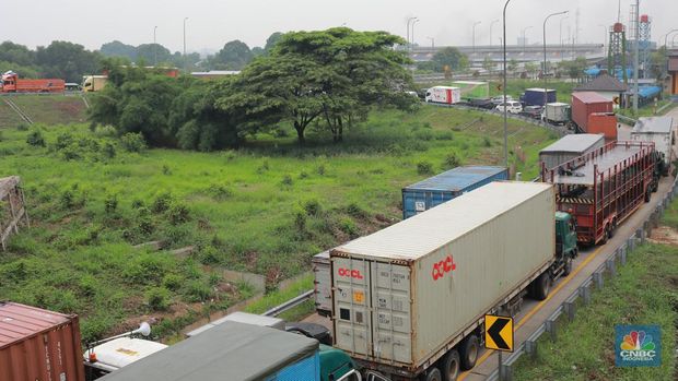 Sejumlah ratusan truk angkut industri dan kendaraan pribadi roda empat terjebak kemacetan di sepanjang tol Cibitung menuju akses masuk Kawasan Industri MM2100, Kab Bekasi, Jawa Barat, Kamis, (30/11/2023). (CNBC Indonesia/Muhammad Sabki)