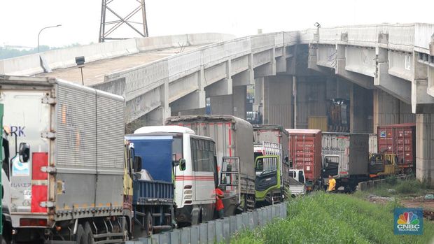 Sejumlah ratusan truk angkut industri dan kendaraan pribadi roda empat terjebak kemacetan di sepanja...                    </div>
                    <div class=