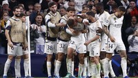 eal Madrid perkasa di Liga Champions, sudah kunci tiket ke babak 16 besar jadi juara grup setelah hajar Napoli 4-2. Masih ada satu sisa matchday, posisi mereka tidak akan bergeser (Reuters)