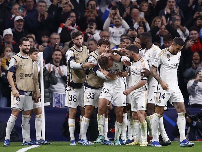 Soccer Football - Champions League - Group C - Real Madrid v Napoli - Santiago Bernabeu, Madrid, Spain - November 29, 2023
Real Madrid's Nico Paz celebrates scoring their third goal with teammates REUTERS/Juan Medina