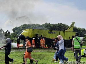 AP I Gelar Simulasi Evakuasi Pesawat Terbakar di Bandara Hasanuddin Makassar AP I Gelar Simulasi Evakuasi Pesawat Terbakar di Bandara Hasanuddin Makassar