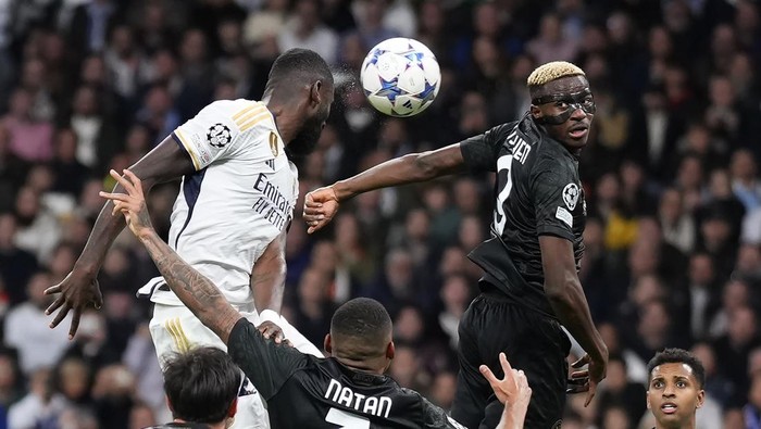 Real Madrids Antonio Rudiger, top left, and Napolis Victor Osimhen, top centre, challenge for the ball during the Champions League Group C soccer match between Real Madrid and Napoli at the Santiago Bernabeu stadium in Madrid, Spain, Wednesday, Nov. 29, 2023. (AP Photo/Manu Fernandez)