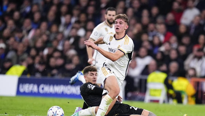Real Madrids Nico Paz, centre, and Napolis Giovanni Di Lorenzo challenge for the ball during the Champions League Group C soccer match between Real Madrid and Napoli at the Santiago Bernabeu stadium in Madrid, Spain, Wednesday, Nov. 29, 2023. (AP Photo/Manu Fernandez)