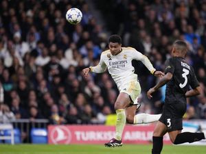 Real Madrid Unggul 2-1 atas Napoli di Babak Pertama Real Madrid Unggul 2-1 atas Napoli di Babak Pertama
