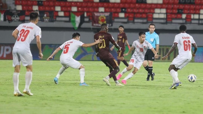 Striker PSM Makassar Adilson Silva dikepung pemain bertahan Hai Phong FC dalam AFC Cup 2023/2024.