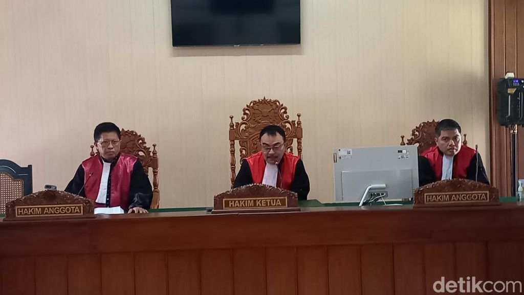 Momen Sidang Perdana Gugatan Rp 204 T Almas-Gibran di PN Solo Momen Sidang Perdana Gugatan Rp 204 T Almas-Gibran di PN Solo