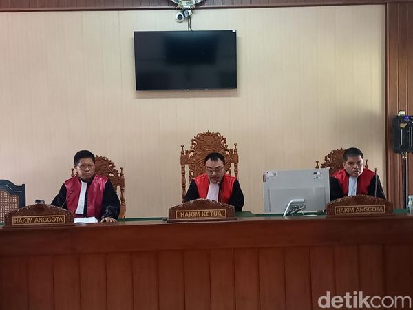 Momen Sidang Perdana Gugatan Rp 204 T Almas-Gibran di PN Solo