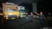 Tertahan 10 Jam, Truk di Kawasan MM2100 Cikarang Mulai Melintas