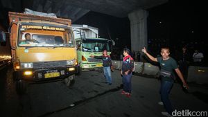 Tertahan 10 Jam, Truk di Kawasan MM2100 Cikarang Mulai Melintas