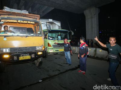 Tertahan 10 Jam, Truk di Kawasan MM2100 Cikarang Mulai Melintas