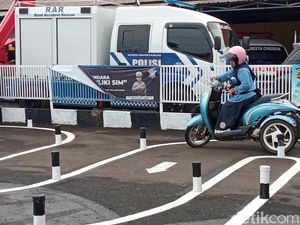 Senangnya Titin Penyandang Disabilitas Cirebon yang Baru Mendapat SIM