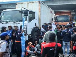 Momen Sopir Truk Diamuk Buruh Gegara Bilang Terima kasih Bikin Macet