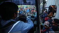 Truk Paksa Melintas, Demo Buruh di Bekasi Tegang