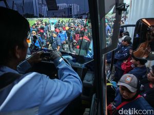 Truk Paksa Melintas, Demo Buruh di Bekasi Tegang