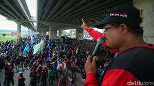 Tunggu Kenaikan Upah, Ribuan Buruh Kumpul di MM2100