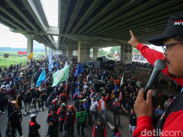 Tunggu Kenaikan Upah, Ribuan Buruh Kumpul di MM2100