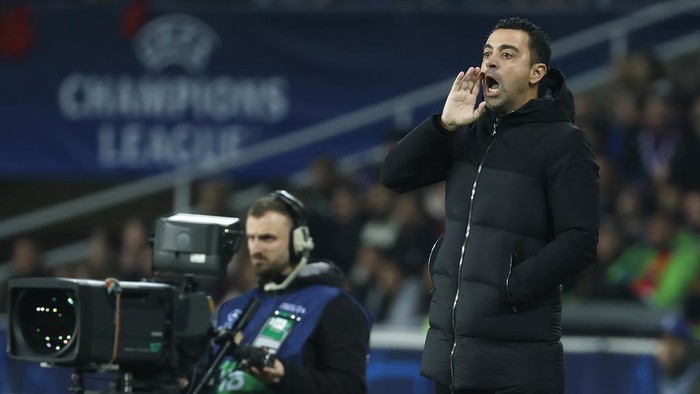Barcelonas head coach Xavi Hernandez reacts during the Champions League Group H soccer match between Barcelona and Porto at the Olympic Stadium in Barcelona, Spain, Tuesday, Nov. 28, 2023. (AP Photo/Joan Monfort)