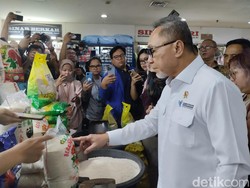Pantau Bapok di Pasar Senen, Zulhas Borong Daging Ayam 10 Kg