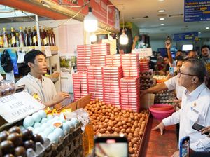 Tinjau Harga Bapok di Pasar Induk Senen, Mendag: Telur & Ayam Stabil