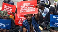 Aksi Warga Papua di Patung Kuda Jakarta