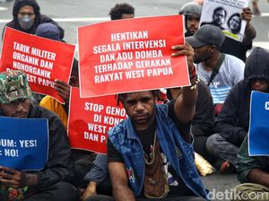 Aksi Warga Papua di Patung Kuda Jakarta