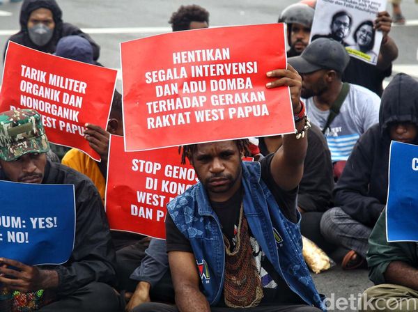 Aksi Warga Papua di Patung Kuda Jakarta