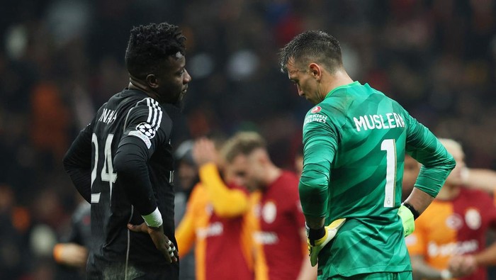 Soccer Football - Champions League - Group A - Galatasaray v Manchester United - RAMS Park, Istanbul, Turkey - November 29, 2023 Manchester Uniteds Andre Onana and Galatasarays Fernando Muslera after the match REUTERS/Murad Sezer