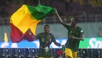 Pesepak bola Timnas Mali Sekou Kone (kanan) bersama rekannya Ibrahim Kanate (kiri) berlari mengelilingi lapangan dengan membawa bendera usai berhasil mengalahkan Timnas Argentina. ANTARA FOTO/Mohammad Ayudha